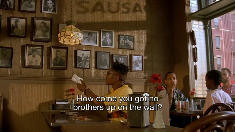 Buggin' Out (Giancarlo Esposito) sobre el Wall of Fame en la pizzería de Sal. Fotograma de Do the Right Thing (Spike Lee, 1989)