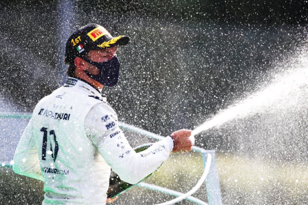 Pierre Gasly celebrando su victoria en el GP de Italia 2020 en F1.